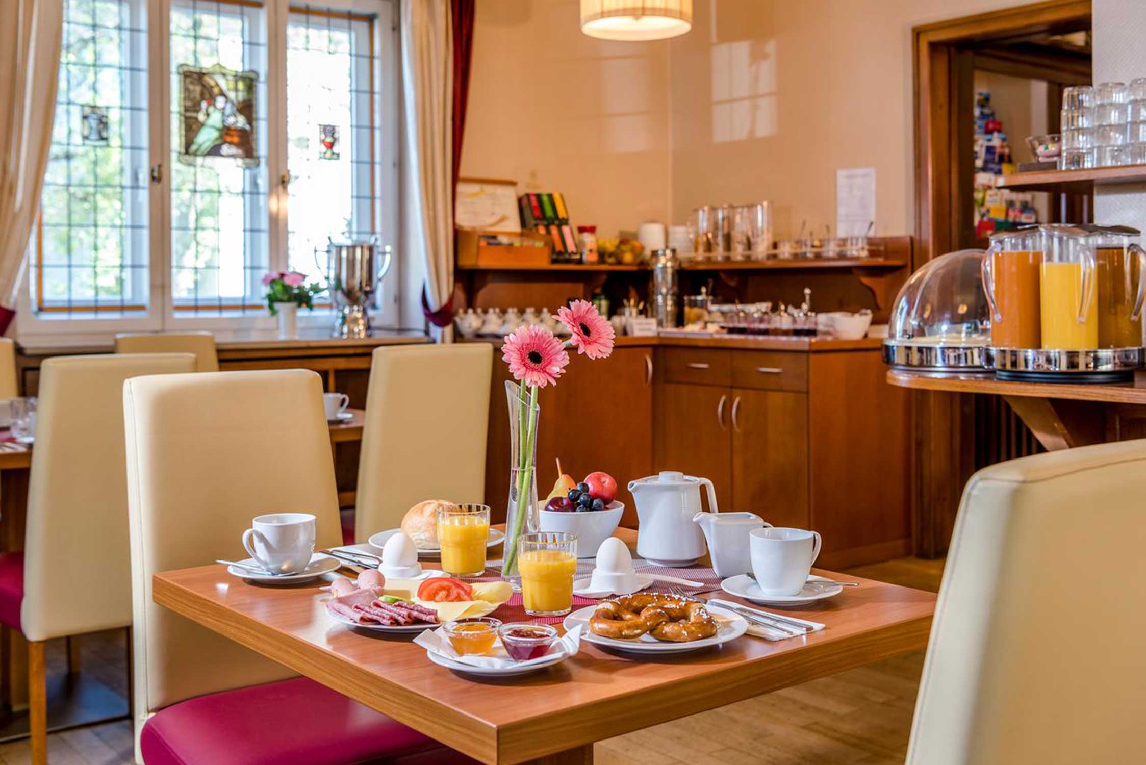 Hotel Laimer Hof, laid breakfast table